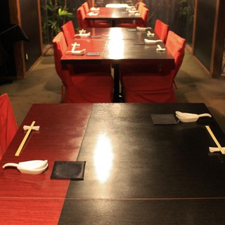 ＜1階テーブル席＞
                                          赤と黒を基調としたモダンな空間で絶品創作中華をご堪能下さい☆