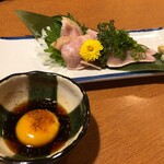 h Kara Yaburi - 国産鶏たたきの黄身ぽん添え（749円）