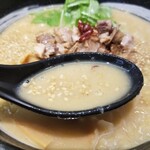 リューズヌードルバー - 西京味噌薫る 鶏白湯味噌ラーメンのスープ