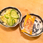 Unagi Gushi Umeboshi - お通しの浅漬けと柿ピー