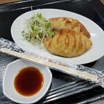 津のものキッチン - 15cmの皮で作る、かなり大きい「津ぎょうざ」