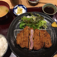 すき焼き 串カツ はるな 本町店 - 肩ロースカツ定食は、¥1.320という高額です(*ﾟ▽ﾟ*)