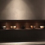 御料理 無窮 - カウンターの前の器