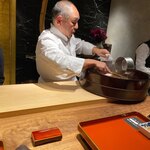 初音鮨 - 炊き立てのご飯で赤酢のシャリ作り