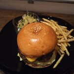 Milia burger - クラシックチーズバーガー　ポテトとサラダ