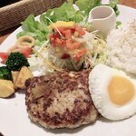 びっくりドンキー - ハンバーグの中にポテサラがありました