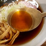 中華そば 鶴亀 - にぼしそば。アンティーク風スプーンではスープがすくいづらいので蓮華がおすすめ！