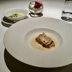 レ セゾン - フランス産平目をソースシャンパーニュで。香ばしいエンガワと皮目の処理は和食を思わせる