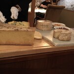 レ セゾン - ベルナール・アントニーさんのチーズ　　(chariot de fromages Bernard Antony)