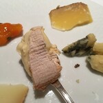 レ セゾン - 金属製スプーンのチーズは モン・ドール(Mont d'Or)、今年は三人の熟成士のモン・ドールを食べたことになる。右はスティルトン (Stilton)。イギリスのチーズをフランスで熟成させる。おいしい！！！