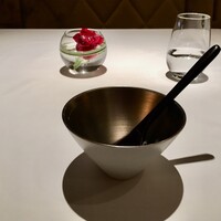 レ セゾン - 食べてしまったアミューズブーシュ  (amuse-bouche) と "木製" のスプーン