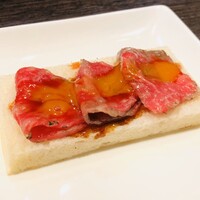 焼肉 銀座コバウ 特別室 - リブロース　トースト　卵黄乗せ