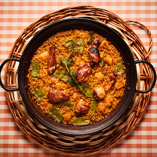ウサギ肉（スペイン産）と鶏肉を使った本格的バレンシアパエリア