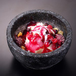 Kurokawa Horumon - キンキンに冷えた石焼の中でアイスクリームやフルーツを混ぜて食べる、新食感のデザート♪ストーンパフェ★
