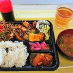 ヤマグチ屋 - 600円ランチ弁当。焼きそばの量ｗｗｗ