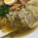 再来軒 - チャーシューワンタン麺　軽いしょうゆ味です。