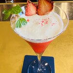 alcobareno - ノンアルコールのカクテルですが
            とても美味しい♥♥下はいちご 上は生クリーム