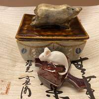 京懐石 吉泉 - 先付け〜猪と鼠の干支が絡んだ美しい器。蓋を開けると、綺麗な先付け。