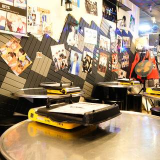 壁には写真が所狭しと飾られた店内は韓国マニアには堪らない空間