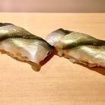 レ セゾン - 江戸前すしに通じる食感。(写真は弁天山美家古寿司の小鰭)