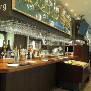 カウンター8名様
フォトジェニックなバーカウンターはサク飲みに最適！