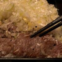 焼肉GROW - たっぷりの白葱の下からA5黒毛和牛の焼肉が出て来ました