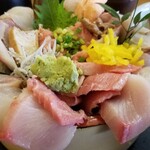 魚心亭 - お任せ丼近影
            まぁ、なんというか盛り沢山。でも再訪はないかな。