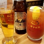 餃子食堂マルケン - 瓶ビール中と赤のレモンサワー