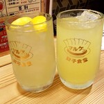 Gyouza Shokudou Maruken - 緑のレモンサワーとじゃばらサワー