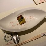 ラ メゾン ヒトトキ - 本日のアミューズ ほうれん草、パプリカ、舞茸のキッシュ パプリカのパウダー