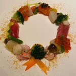 ラ メゾン ヒトトキ - 鮪、帆立貝、サーモン、イクラ、紅ズワイガニ海の幸と彩り野菜のマリネ クリスマスリース仕立て カラスミ掛け