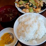 成龍萬寿山 - 豚肉と玉子とキクラゲの炒め定食800円