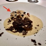 レ セゾン - 黄金シャモのファルシ 黒トリュフ掛け。矢印のバスマティ(Basmati)米ピラフの口の中での解れ具合は、