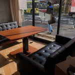h Cafe Apartment 183 - テーブルの高さ調節できます。テーブルの下にはヒーターついており、コタツカフェとしても利用できます。