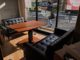 Cafe Apartment 183 - テーブルの高さ調節できます。テーブルの下にはヒーターついており、コタツカフェとしても利用できます。