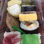 土佐の日曜市 - たけのこに包んであったり茗荷を乗せたり素朴な味わいでとても美味しかった！