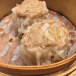 かつぎや - 蒸し上がって湯気モウモウの肉焼売を頬張るのが至福の時　今度揚げてくれないかな