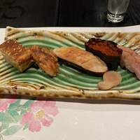 龍寿し - 右のはブリ。熟成されてトロのよう。真ん中は天恵菇。旨味爆弾。やべぇ。食べる価値アリアリ。