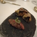 シルー - 3「ゴーヤとトリュフのミルフィーユ仕立て」ゴーヤの苦味とトリュフの風味が意外にもマッチする一品。
      4「もとぶ牛のタルタル」沖縄の牛ブランドだそうで、低音調理でタタキの様な一品　赤身肉の味がしっかり