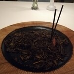 シルー - 1「焼き芋」→紅芋を練り直しし整形、ほうじ茶で燻しながらの提供　
      モクモクと煙りながら登場
      芳ばしく、シェフの遊び心満載のインパクトある
      一品　
      紅芋の甘みとスィートポテトな口触りが素晴らしい