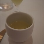 シルー - ③「沖縄伊勢海老」　　
      とぜひ一緒にと提供された
      ④「発酵パパイヤジュース」
      一見全部バラバラなもので大丈夫？と感じた事なんてひとくち食べれば　全部一体感あって不思議。