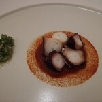 シルー - ⑤「島タコと雑穀」
      茹で島タコにゴーヤマヨネーズ、赤いのはパプリカのソース、オクラのエシャロットソースを添えています
      吸盤のコリコリ食感と噛めば噛むほど旨味が強くなってくる一品