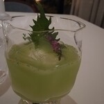 シルー - 【ペアリング④】ウォッカベースに青じそ、グレープフルーツ、柚子、生姜のカクテル
      