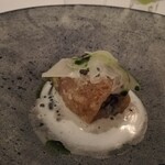 シルー - ⑥「グルクン　ブランダード」
      島魚グルクンをパリパリに調理し、グルクンの出汁ト生クリームを混ぜたクリームでいただきます
      島パパイヤとシークワーサーとキャビア添えてます
      