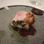 シルー - ⑧「島豚分かち合い」伊良部豚足を低温調理にてロースト　
      生胡椒ソース、ジュノベーゼ、豚足エキスと混ぜた赤ワインソース、塩　お好みで。
      豚足でありながらモモ肉の様な柔らかく半生の絶妙な肉のロースト