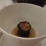 シルー - ⑨「シェフからの追皿」
      こちらは沖縄野菜とコンソメベースのスープに豚足をひとくちサイズに提供　