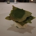 シルー - デザート①「ヨモギとシークワーサーシャーベット」
      シークワーサーシャーベットにヨモギのクリームとチップスにヨモギパウダー
      ほろ苦いヨモギとちょっぴり酸味と甘みのシークワーサーが意外にも合います