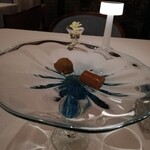 シルー - デザート③「茶菓子」
      さんぴん茶のフィナンシェ→ほどよい甘さ。しっとりした食感
      生カカオキャラメル→冷たいうちに食べて下さいとの事　
      プルンプルンの冷たい生キャラメル。
      舌の上でゆっくりとろけます　