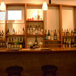 辺銀食堂 - 20年～40年モノのビンテージ泡盛古酒が眺められる広めのカウンター