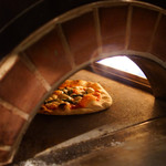 Magic Restaurant - 石釜で焼くモチモチのピザ